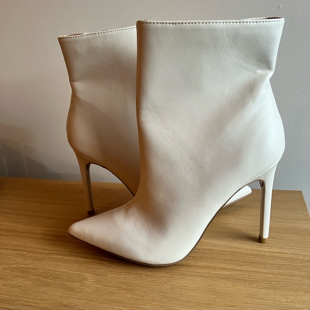 NWOT Express White Stiletto Zip Booties Sz 8